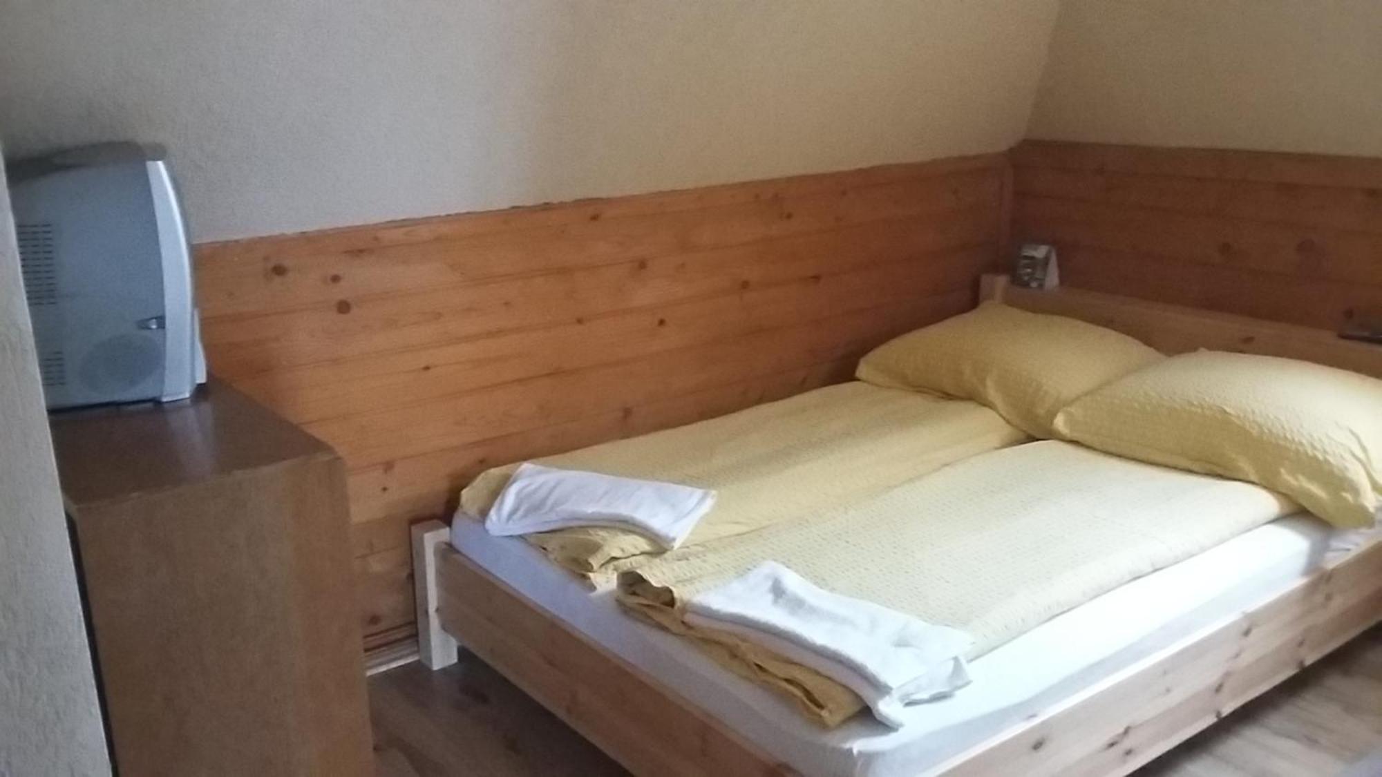 Emilia Vendeghaz Otel Ciumani Oda fotoğraf
